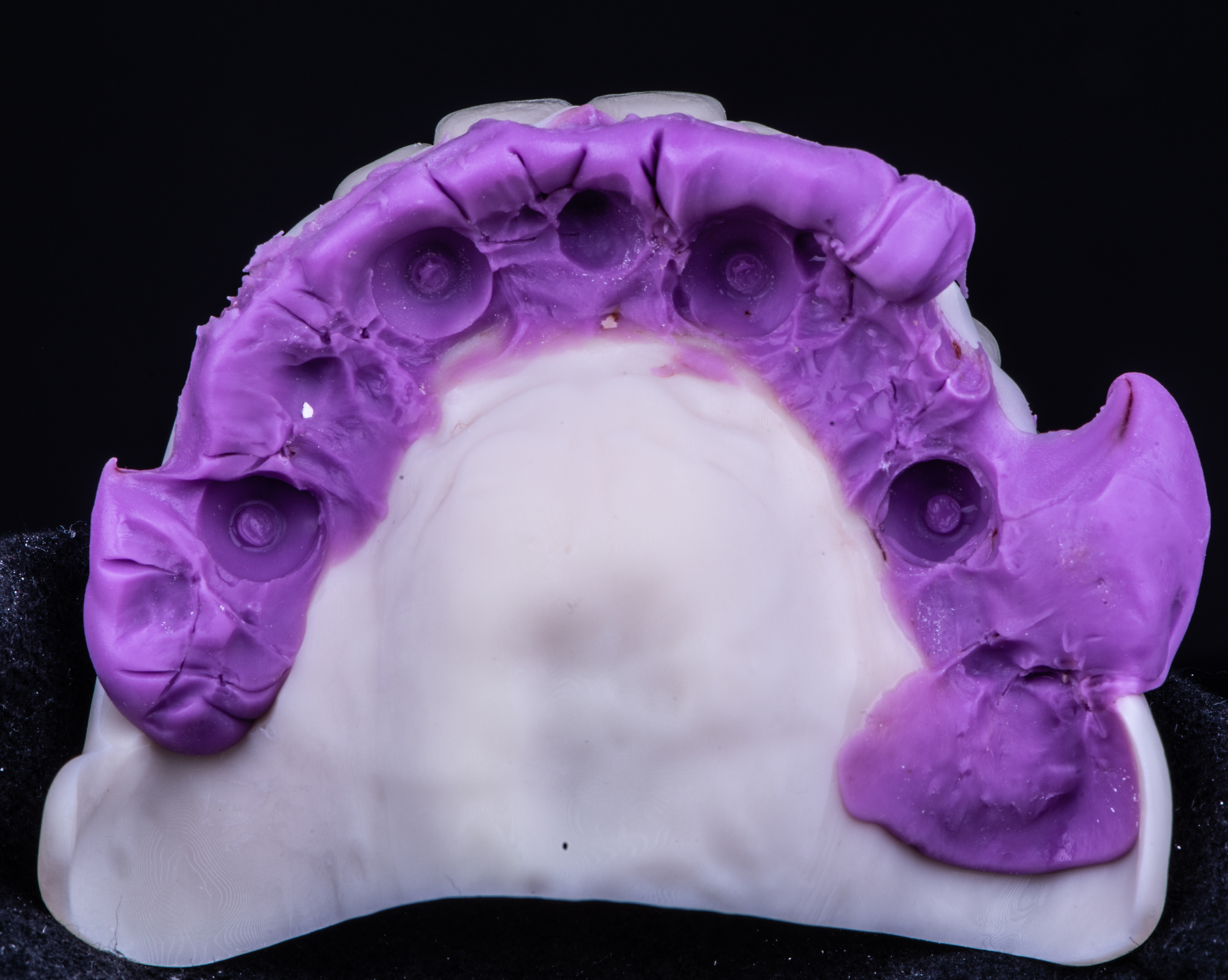 Fig. 11. Impronta delle cappette di guarigione sotto la base del prototipo