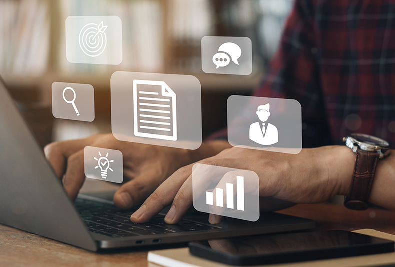 mani che digitano al computer