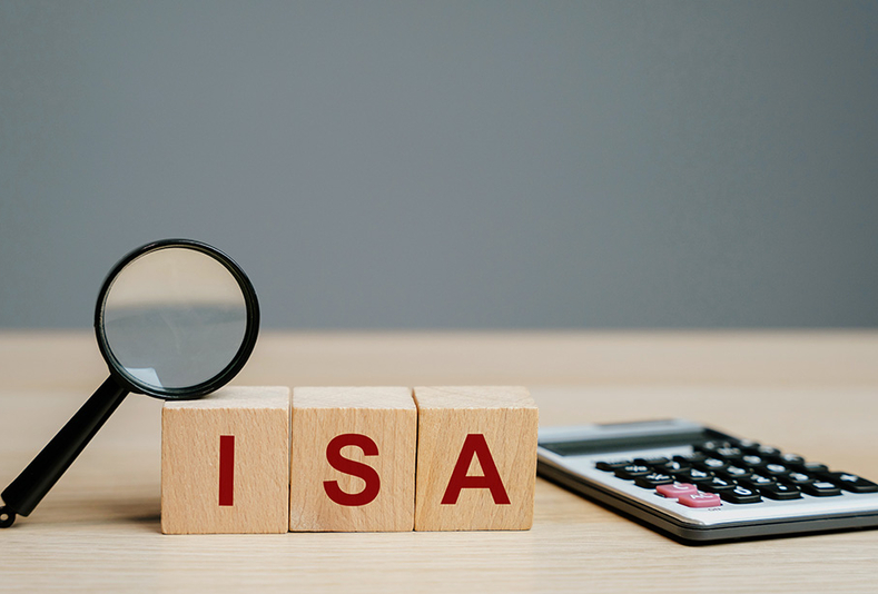 lettere in legno che compongono la parola ISA e calcolatrice