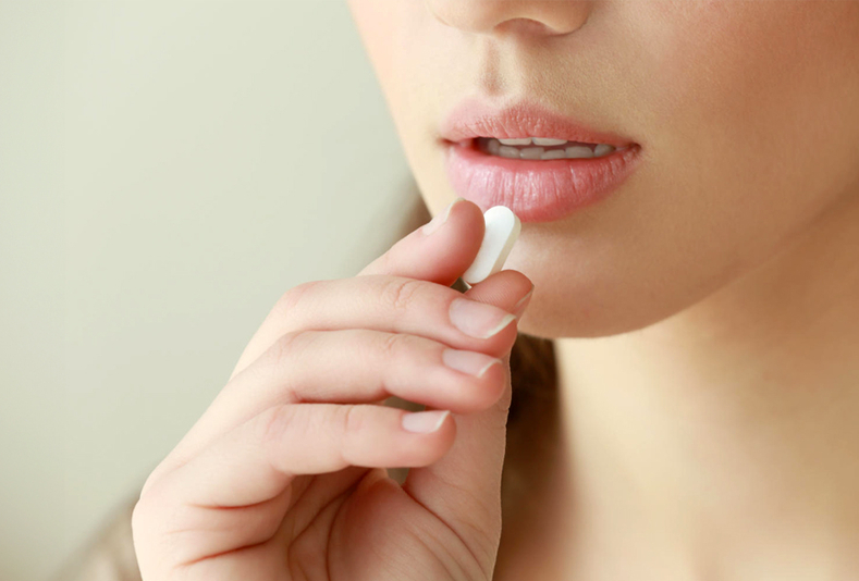 donna assume pasticca