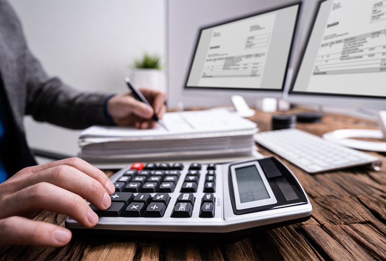 mani con calcolatrice