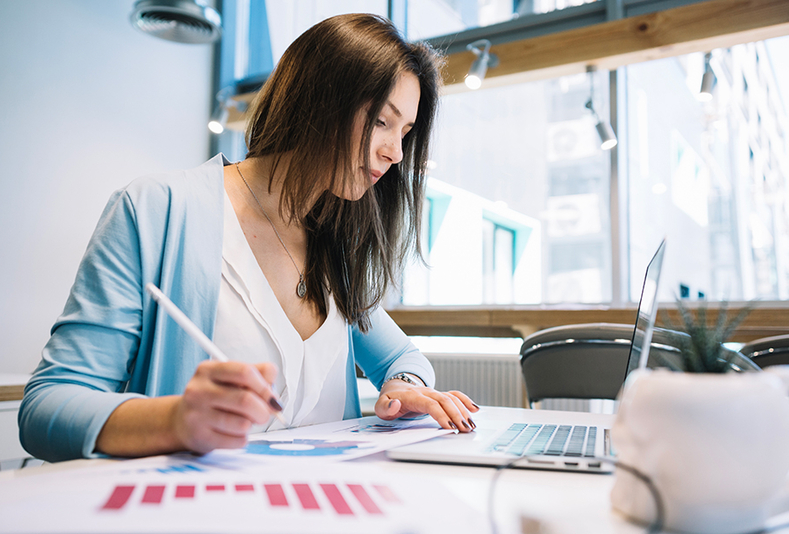 Donna al computer con grafici e indici