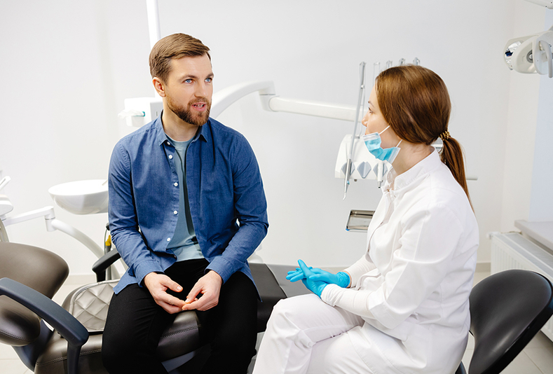 Igienista che comunica con il paziente