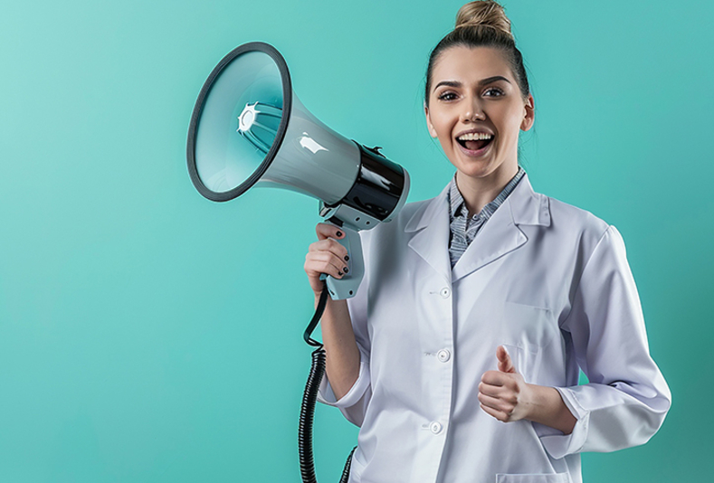 ASO con megafono in mano