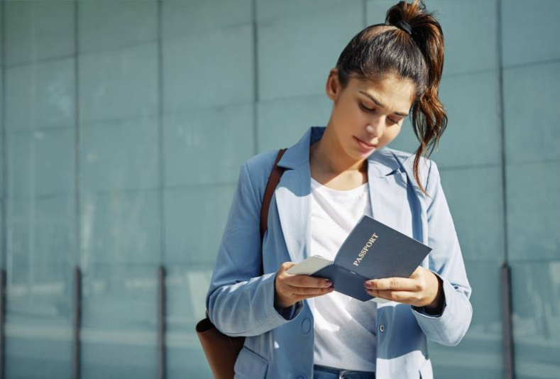 Ragazza con passaporto in mano