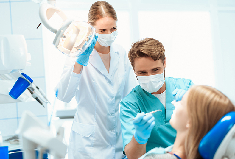 Aso e odontoiatra con paziente