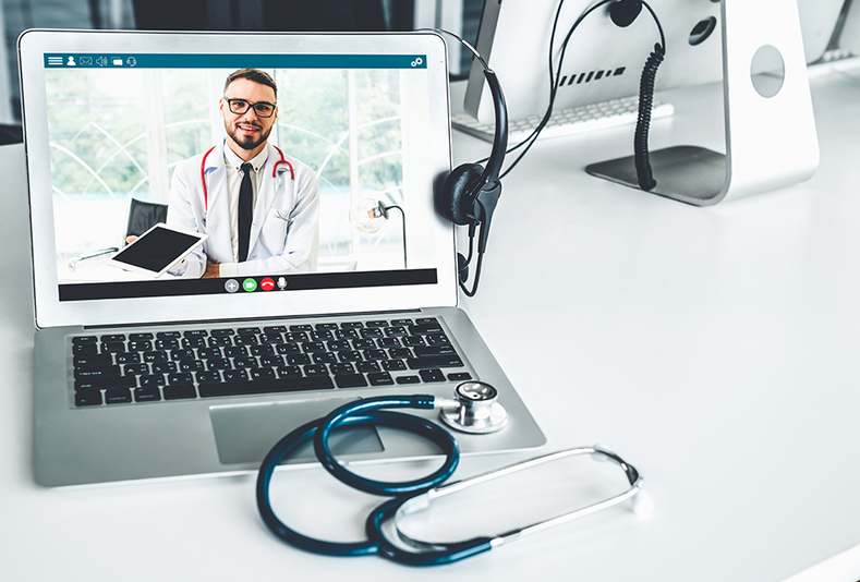 Computer con medico che effettua televisita