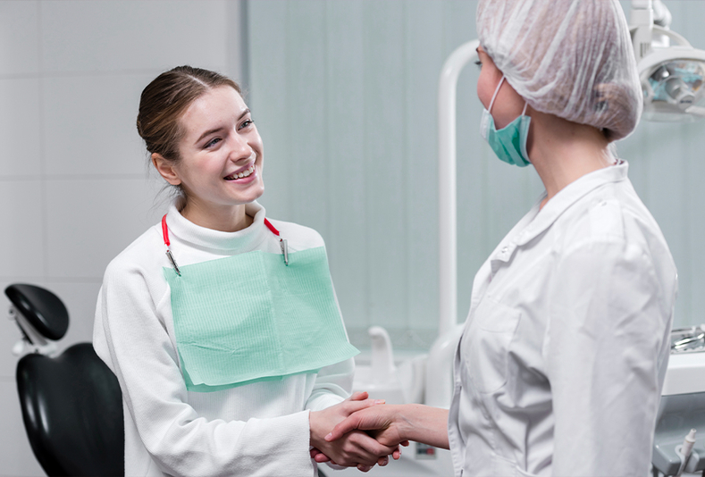 Paziente che stringe la mano a medico