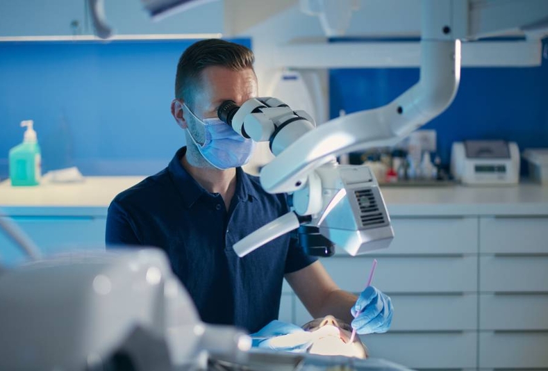 Professionista che utilizza microscopio operatorio