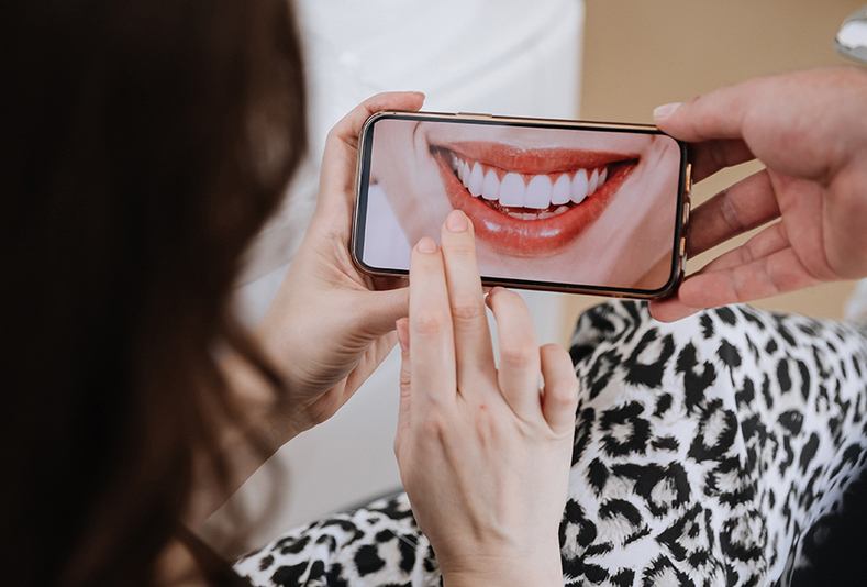 foto di sorriso su smartphone