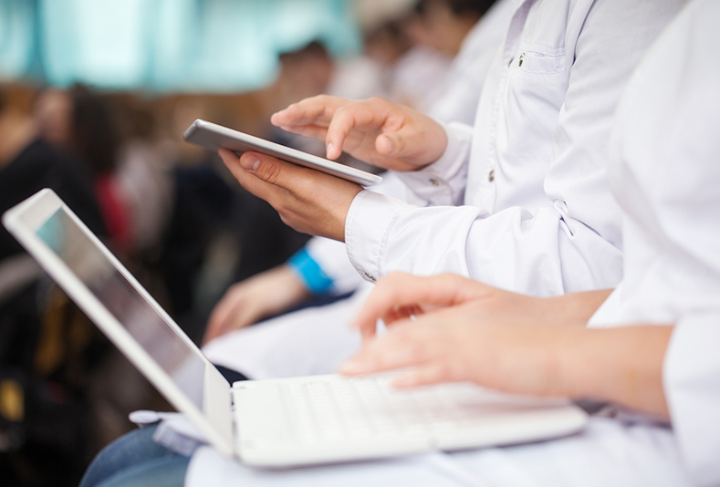 Studenti che prendono appunti sul computer