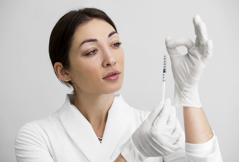 dottoressa con siringa in mano