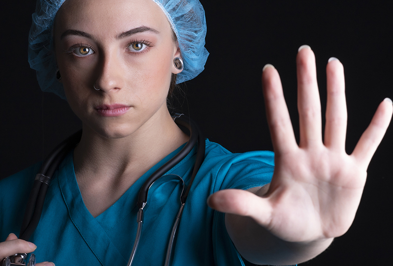 Donna medico che fa segno di stop con la mano