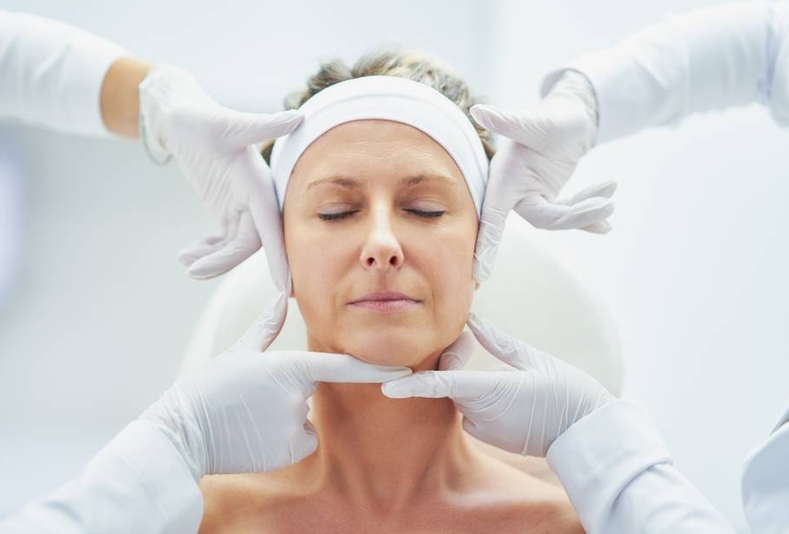 Donna che effettua trattamenti estetici