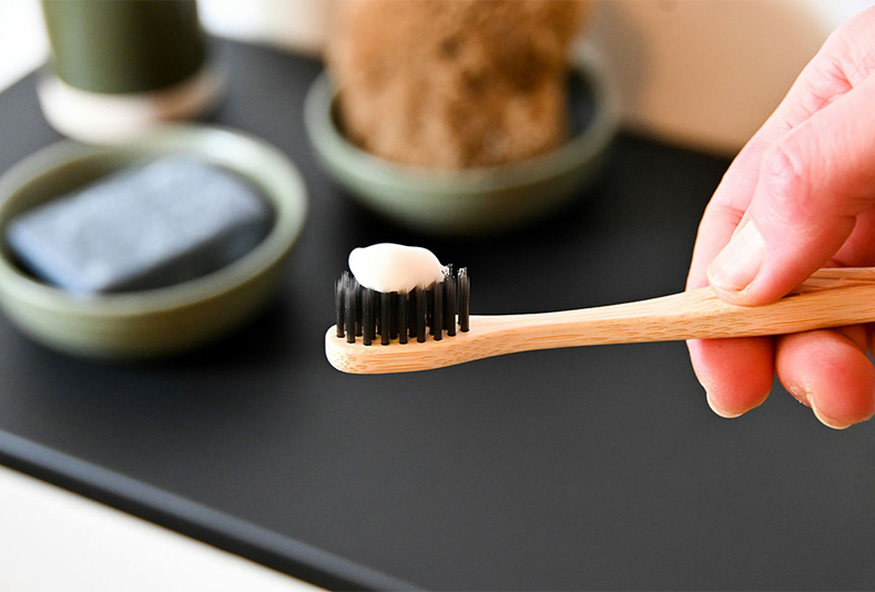spazzolino da denti in legno con dentifricio