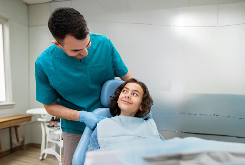 Adolescente dal dentista