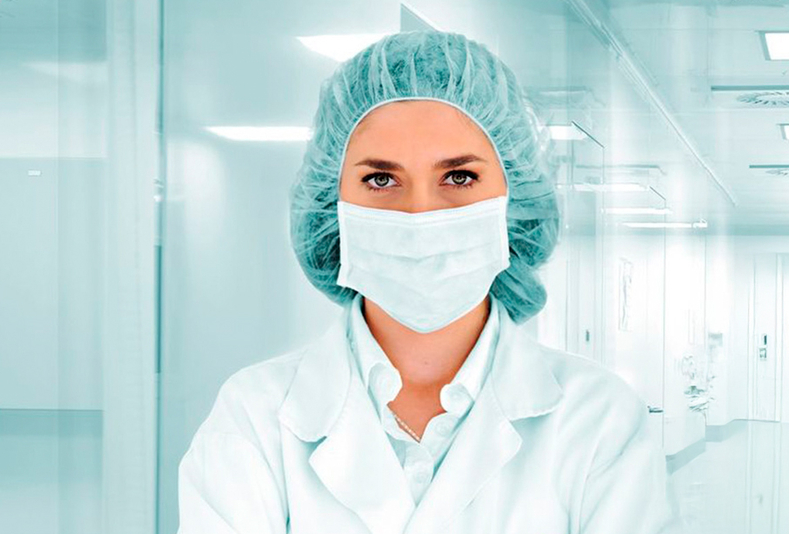 Medico con mascherina e cuffia