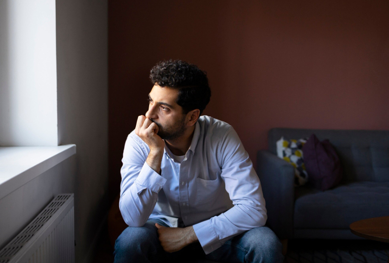 uomo che guarda fuori dalla finestra
