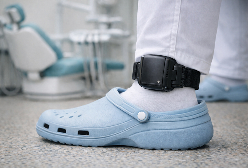 braccialetto elettronico indossato da dentista