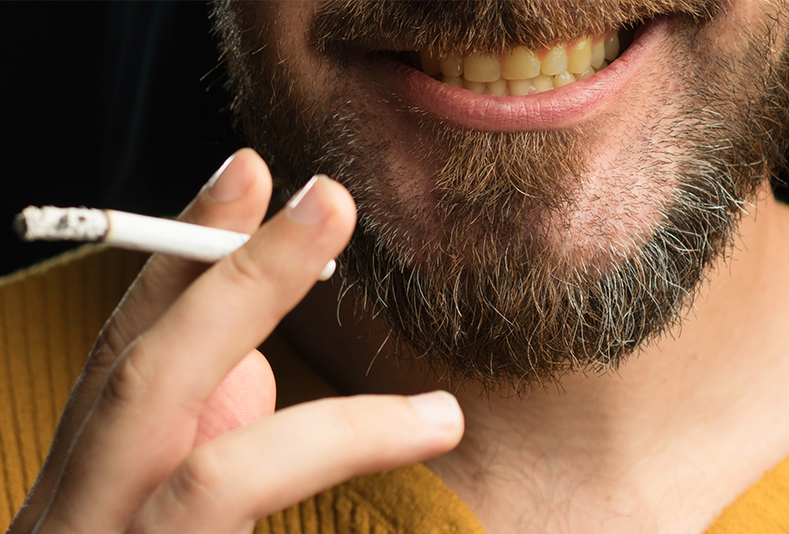 primo piano di bocca di fumatore