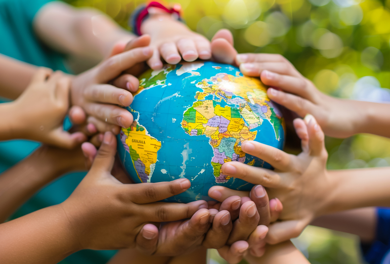Mani di bambini su mappamondo