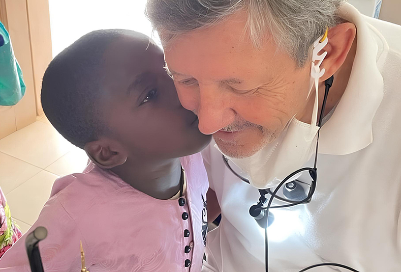 Il dentista Guido Corradi con bambina del Ghana