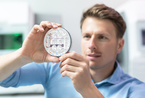 Uomo che guarda con moltissima attenzione lo zircad prime