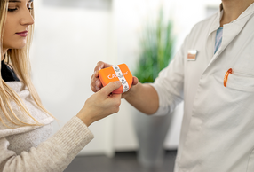 Odontotecnico consegna un prodotto Caddent al paziente