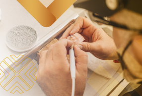 locandina Tecnodental - particolare di uno studente che lavora su una dentatura