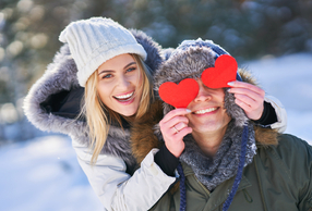 giovani innamorati giocano nella neve
