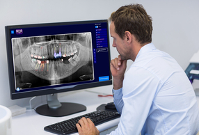 Professionista al computer con i nuovi software proposti da Henry Schein One Italia