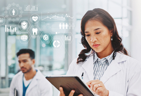 Medico con tablet in mano che consulta cartella clinica elettronica