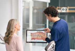 Paziente con professionista che utilizza TRIOS Dx Plus