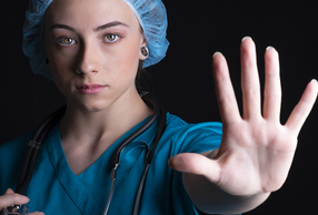 Donna medico che fa segno di stop con la mano