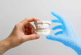 mano umana con protesi e mano digitale