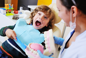 bambino in visita dal dentista