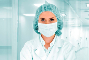 Medico con mascherina e cuffia