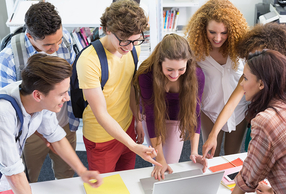 Ragazzi che fanno formazione sulla salute orale