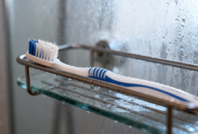 spazzolino sotto la doccia