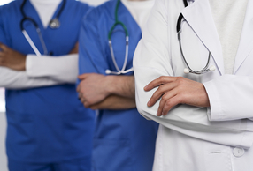 Primo piano di braccia conserte di medici