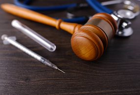 Strumenti medici con martello da giudice