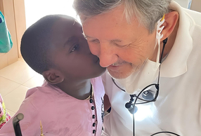 Il dentista Guido Corradi con bambina del Ghana