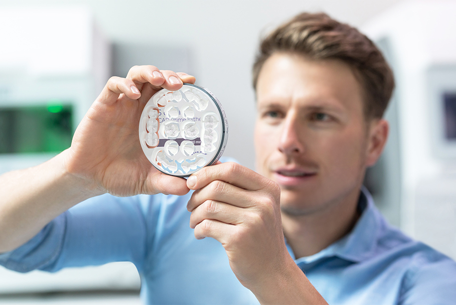 Uomo che guarda con moltissima attenzione lo zircad prime