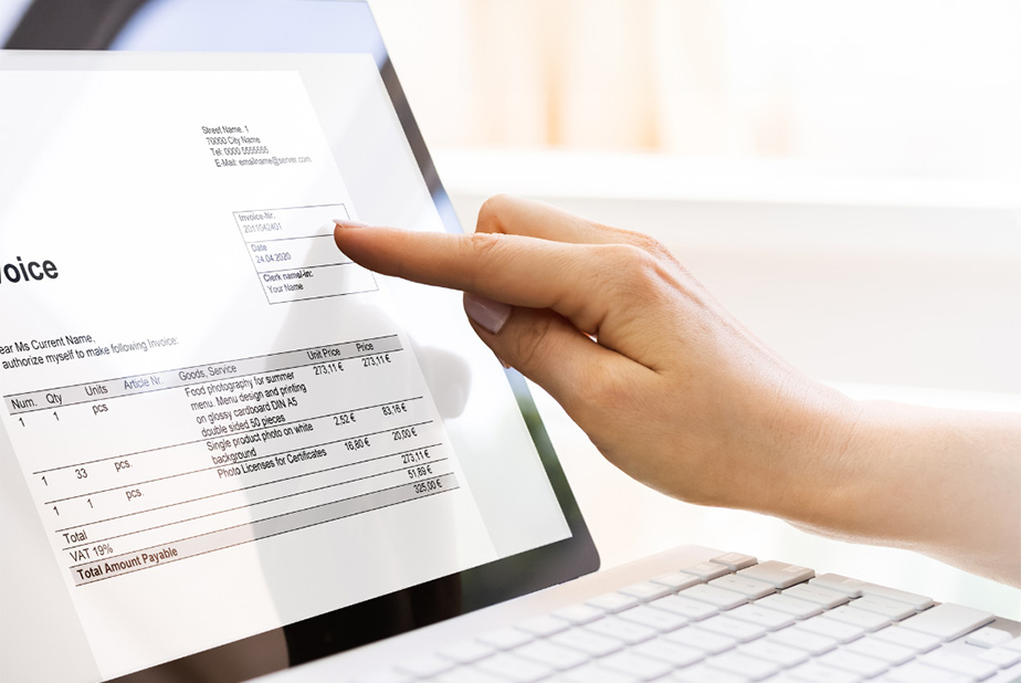 mano che indica fattura su un computer
