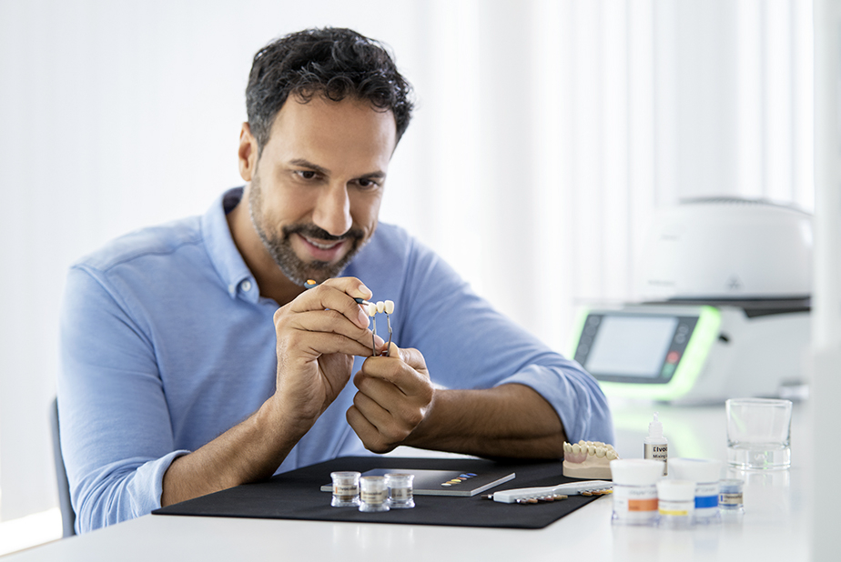 professionista lavora ad una protesi