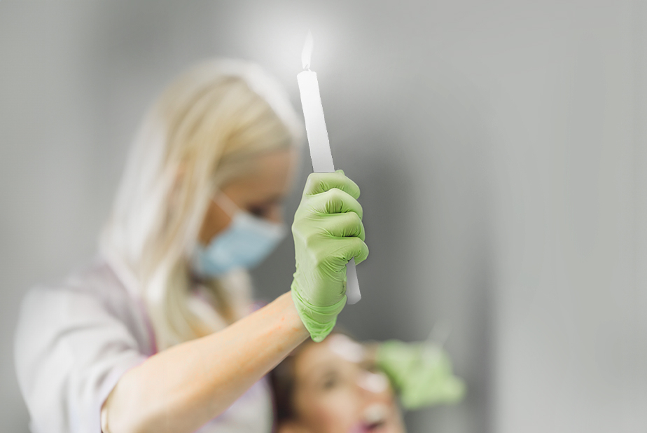 medico tiene in mano una candela