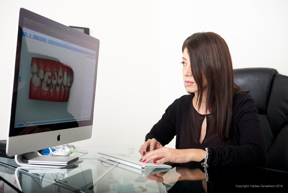 Silvia Caruso al computer