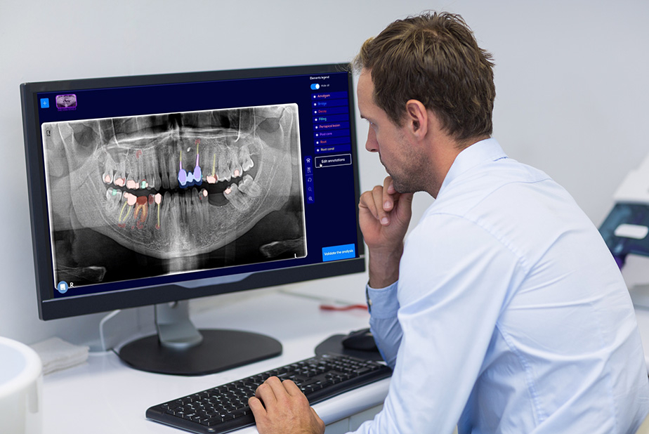 Professionista al computer con i nuovi software proposti da Henry Schein One Italia