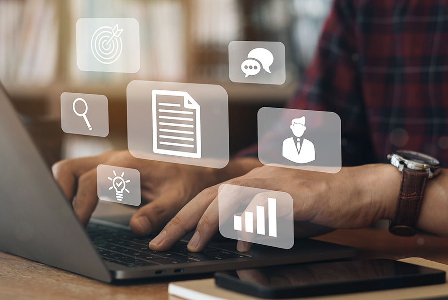 mani che digitano al computer