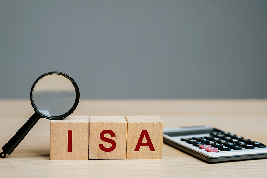 lettere in legno che compongono la parola ISA e calcolatrice